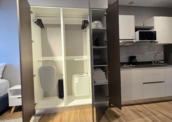 Balconied Peaceful In High-rise With Amenities Apartamento